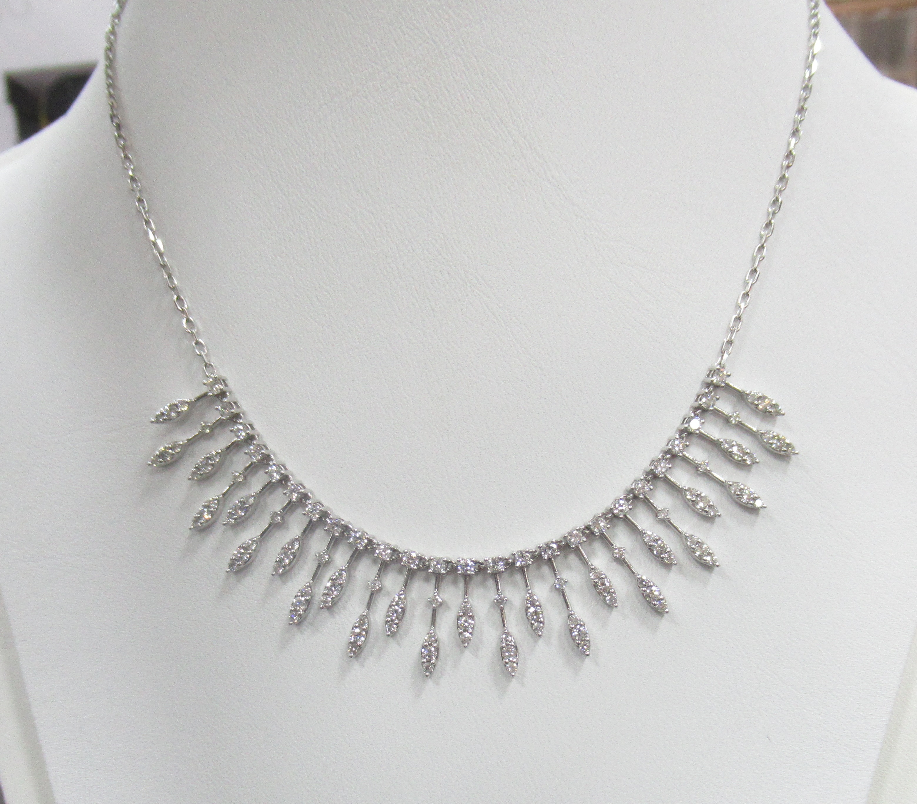 Колье из белого золота с бриллиантами